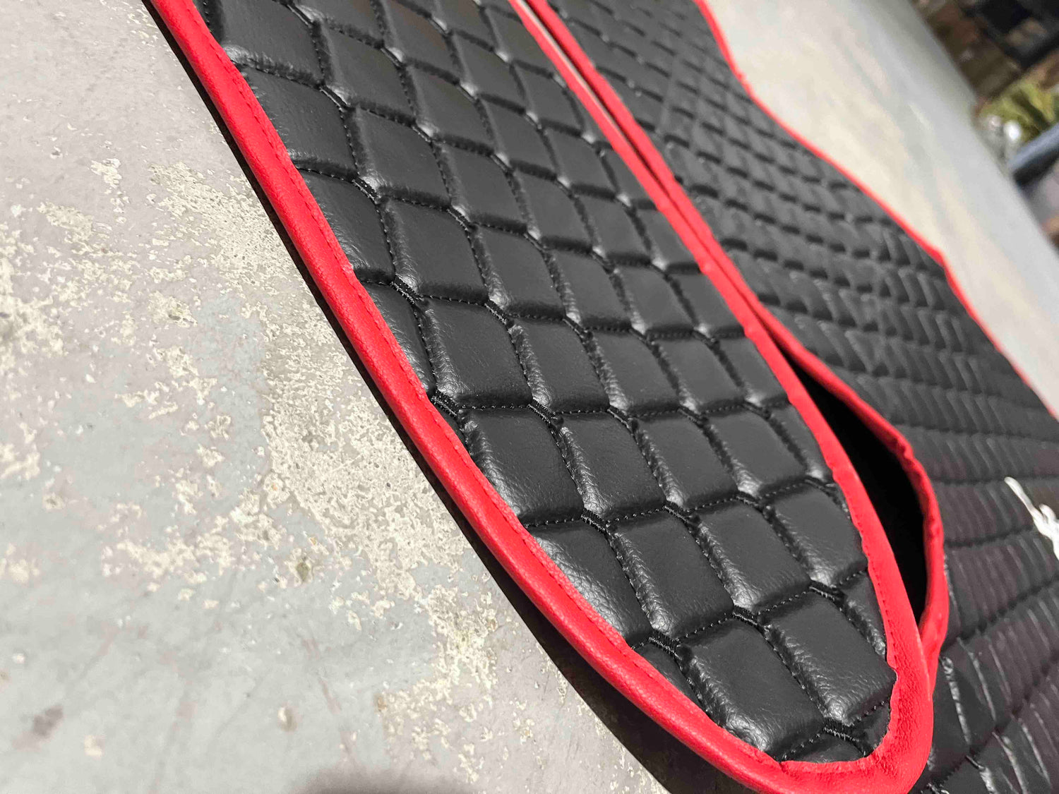 Черни подови стелки от изкуствена кожа (еко кожа) – подходящ за тунела на Renault Gama T, червен шев, гладка и ромбоидна шарка