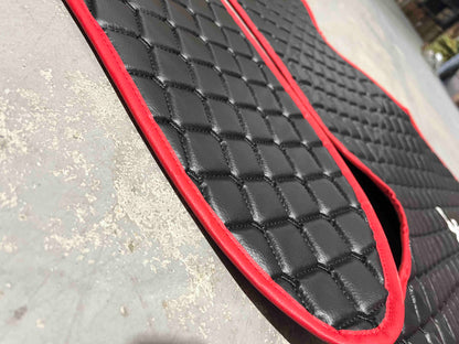 Черни подови стелки от изкуствена кожа (еко кожа) – подходящ за тунела на Renault Gama T, червен шев, гладка и ромбоидна шарка