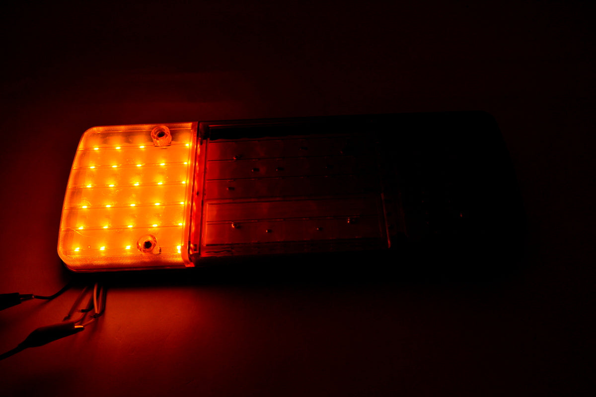 Десен LED стоп – 12 V, 4 секции, 92 диода, горен бял светлинен сигнал за заден ход