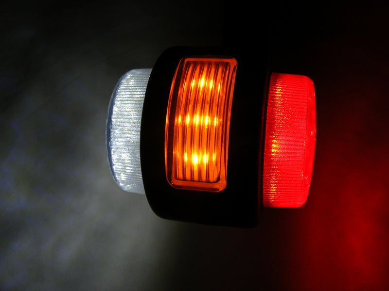 Dreifach gebogenes LED-Markierungslicht – 140 x 140 x 65 mm, 65 mm Befestigungsabstand