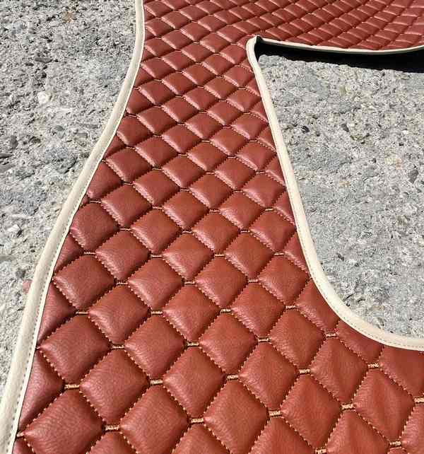 Tapis de sol marron en cuir synthétique (éco-cuir) – adapté pour Volvo FH 2013+, bordure beige, antidérapants