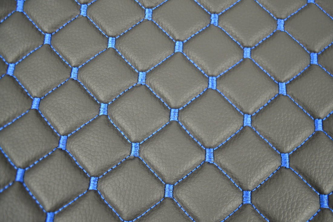 Σετ πατάκια πόρτας – τεχνητό δέρμα (eco leather) κατάλληλο για MAN TGX 2020+, μαύρο με μπλε ραφές