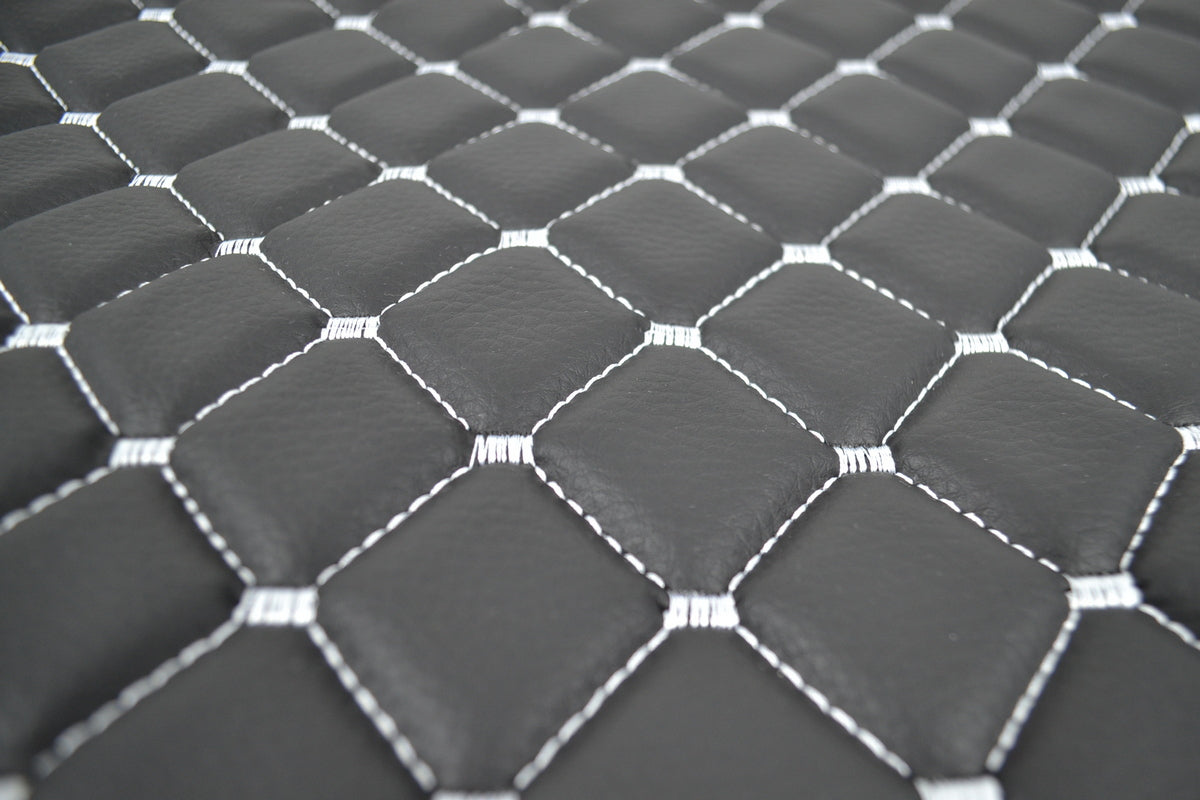 Tapis de tableau de bord noir – Conduite à droite, cuir synthétique (éco-cuir), surpiqûres blanches, adapté pour DAF XF/XG/XG+ (2021+)