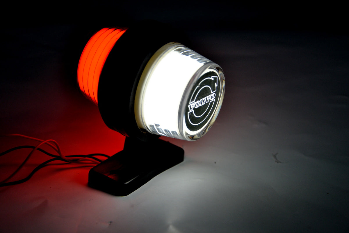 Πλαϊνό φως σήμανσης νέον – Κόκκινο/Λευκό, κατάλληλο για λογότυπο Volvo, 12/24V, 110 x 90 mm, λαστιχένια βάση 720 mm