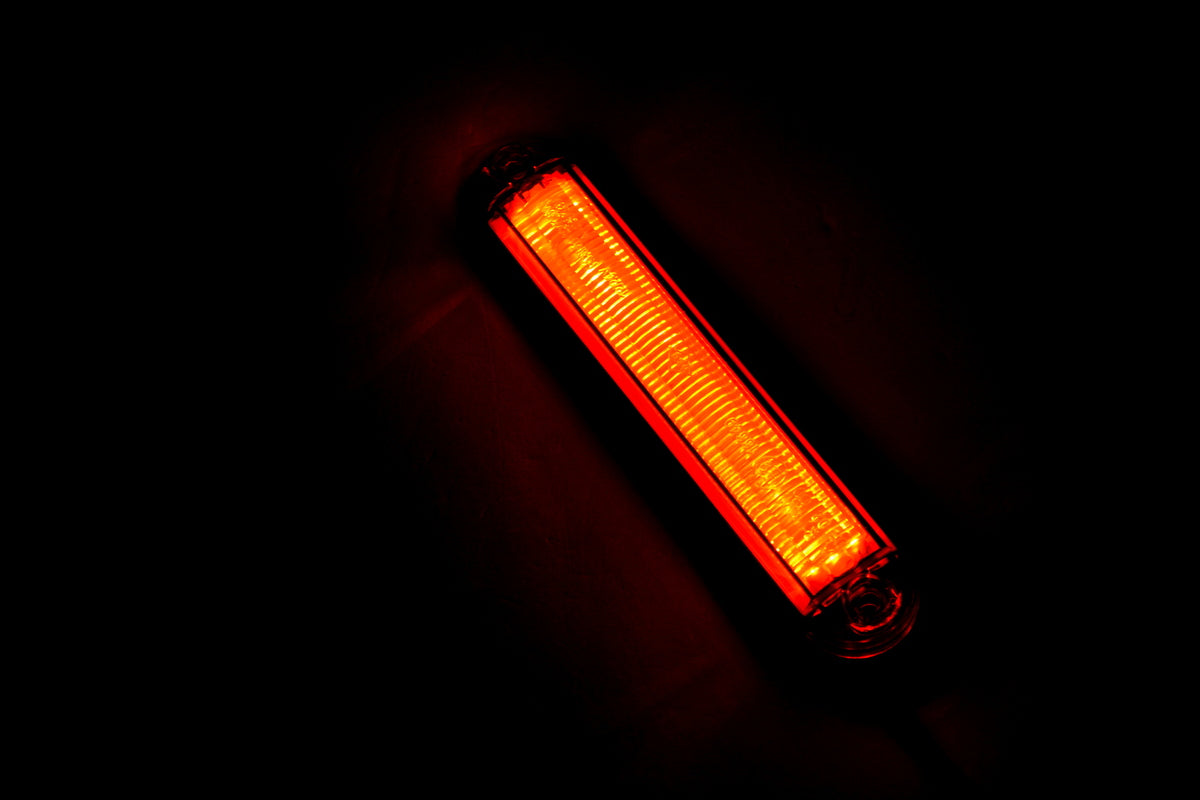 Feu de position rouge LED slim, 2 diodes LED, 12/24 V, 134 x 27 x 15 mm, entraxe de fixation 116 mm