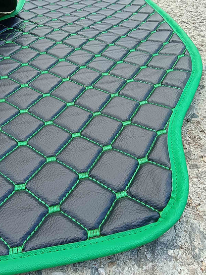 Schwarzer Fußmattensatz aus Kunstleder (Eco-Leder) – grüne Ziernähte, grüner Rand, rutschhemmend, geeignet für Volvo FH 2013+