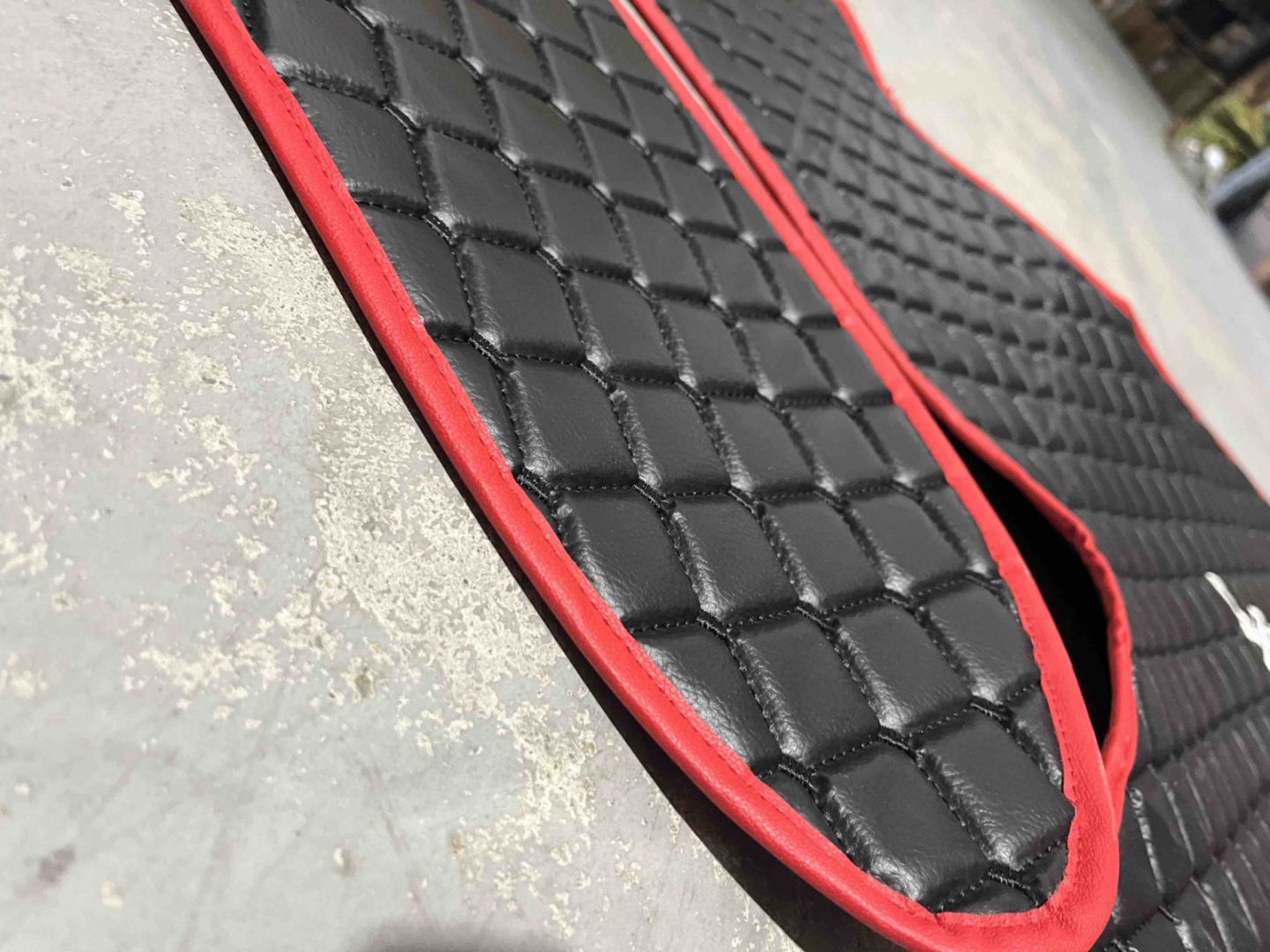 Tapis de sol en cuir synthétique (éco-cuir) noir – adapté pour DAF 106, surpiqûres rouges, antidérapant, 2014+