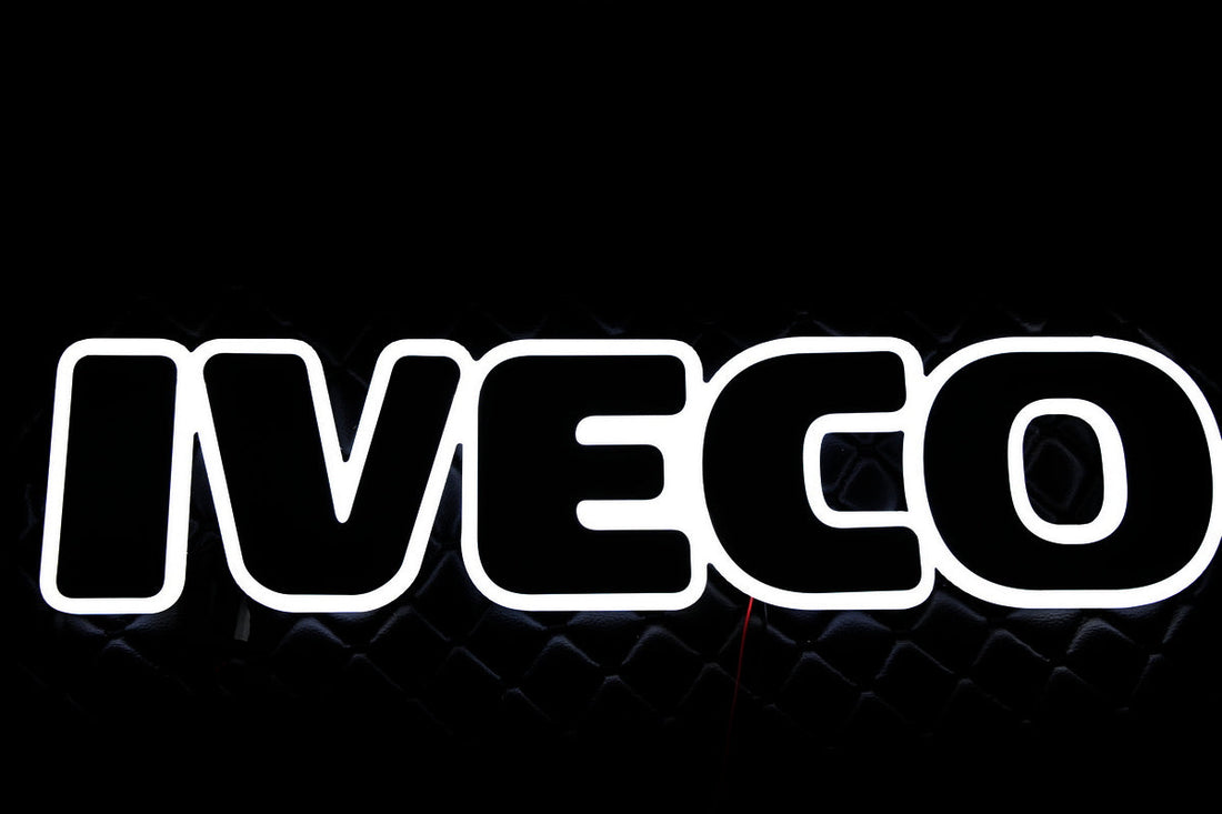 Enseigne lumineuse de calandre avant – adaptée pour Iveco, lumière blanche, 24 V, 60×13×2 cm