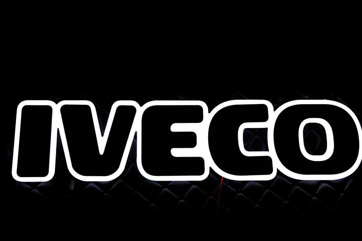 Φωτιζόμενο σήμα μάσκας εμπρός – κατάλληλο για Iveco, λευκό φως, 24 V, 60×13×2 cm