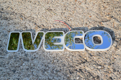 Φωτιζόμενο σήμα μάσκας εμπρός – κατάλληλο για Iveco, λευκό φως, 24 V, 60×13×2 cm