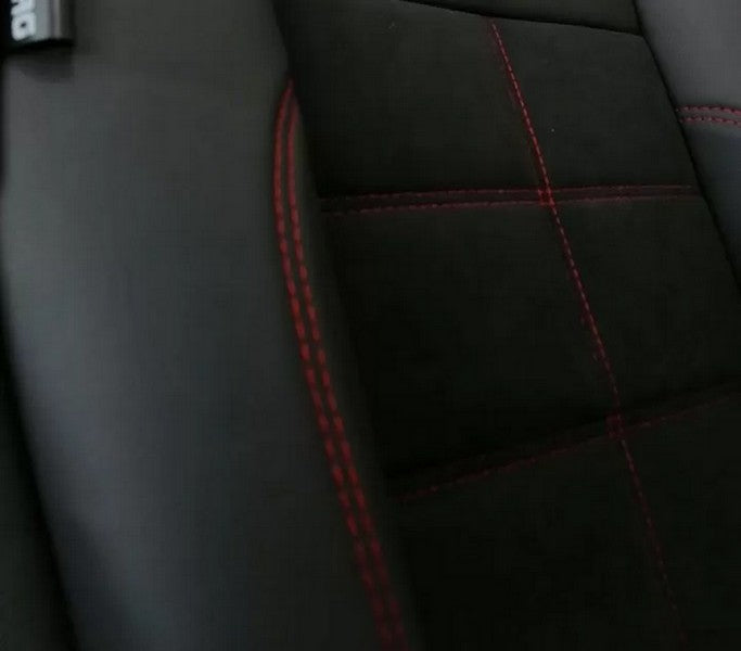 Housses de siège universelles – Cuir synthétique (éco-cuir) noir et Alcantara avec surpiqûres rouges