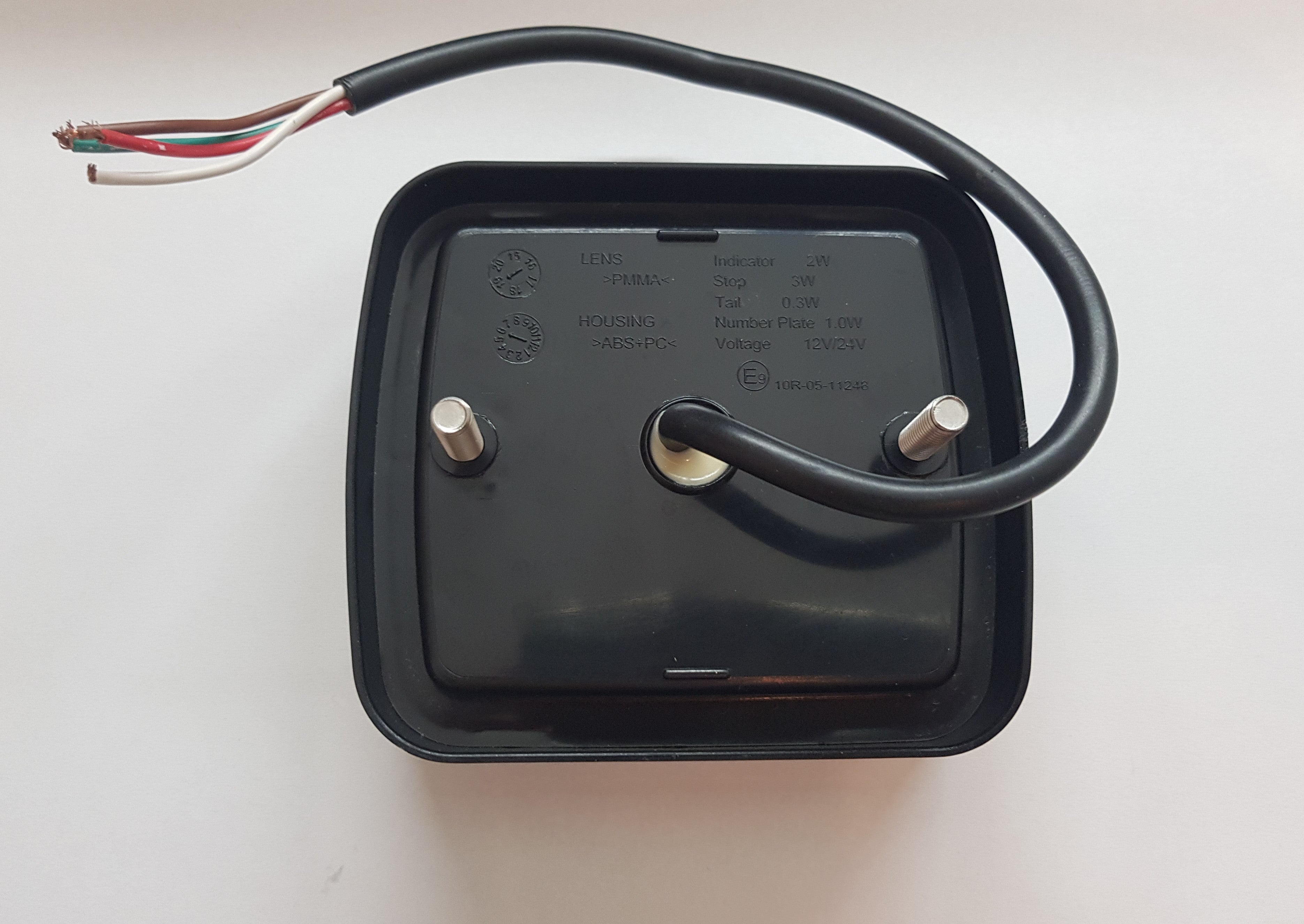 Компактен LED заден комбиниран стоп със червен/прозрачен плафон, 10–30V, с E-маркировка