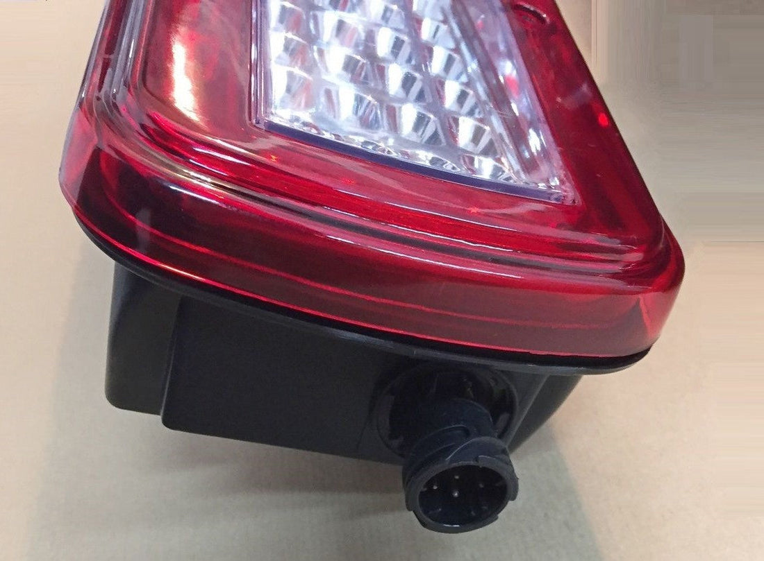 Feu arrière droit combiné adapté pour Volvo avec avertisseur sonore, LED et ampoules, 510 x 120 x 150 mm, noir/rouge