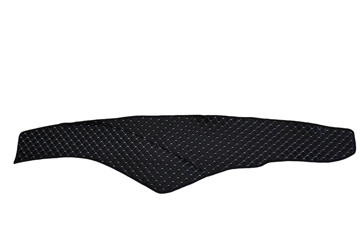 Стелка за табло – изкуствена кожа (еко кожа), черна с бял шев, подходяща за Mercedes Actros MP4 (след 2011 г.), ширина на кабината 250 cm