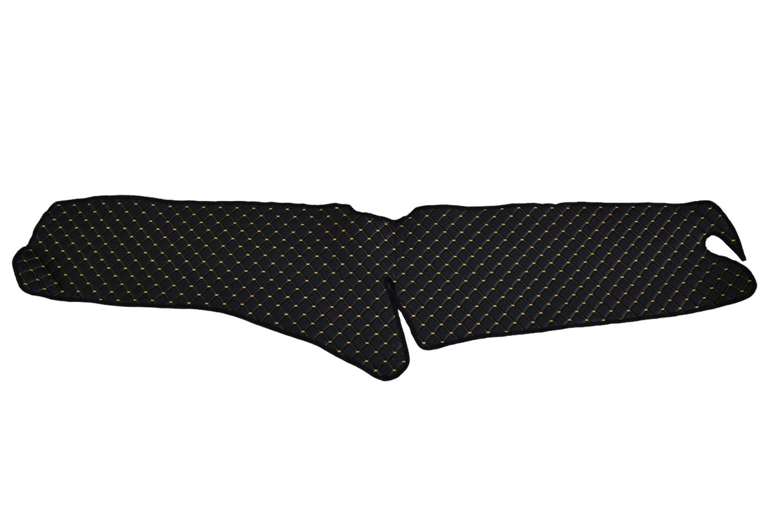 Стелка за табло – изкуствена кожа (еко кожа), черна с жълт шев, подходящ за Scania R 2017+, вариант без отвор