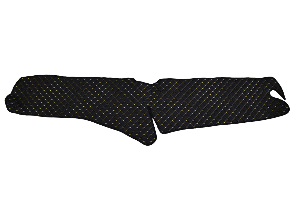Tapis de tableau de bord – cuir synthétique (éco-cuir), noir avec surpiqûres jaunes, adapté pour Scania R 2017+, version sans ouverture
