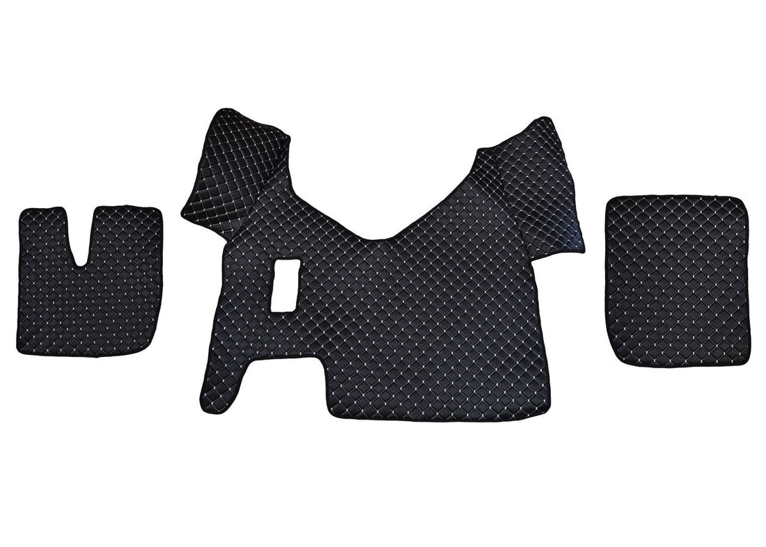 Μαύρα πατάκια δαπέδου από τεχνητό δέρμα (eco leather) με λευκές ραφές, κατάλληλο για Iveco Stralis Hi-Way με χειροκίνητο κιβώτιο ταχυτήτων 2013–2016