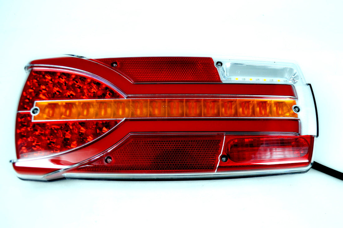 Right LED Rear Combination Lamp, 12/24 V, 304×132 mm, Dynamic Indicator