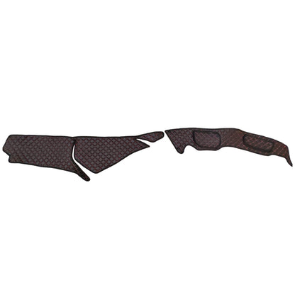 Tapis de tableau de bord pour conduite à droite – cuir synthétique (éco-cuir) perforé, adapté pour Mercedes Actros L 2021, noir avec surpiqûres rouges