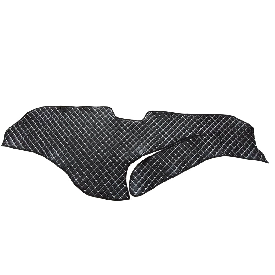Tapis de tableau de bord noir – Conduite à droite, cuir synthétique (éco-cuir), surpiqûres blanches, adapté pour DAF XF/XG/XG+ (2021+)