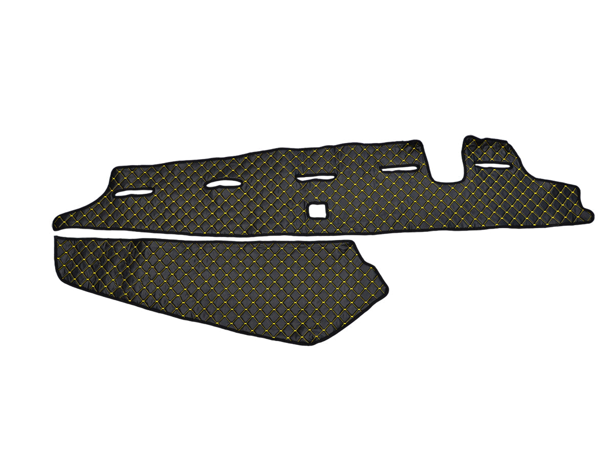 Tapis de tableau de bord – adapté pour Volvo FH5 2020+, conduite à droite, cuir synthétique (éco-cuir), noir avec surpiqûres jaunes, avec découpe pour capteur