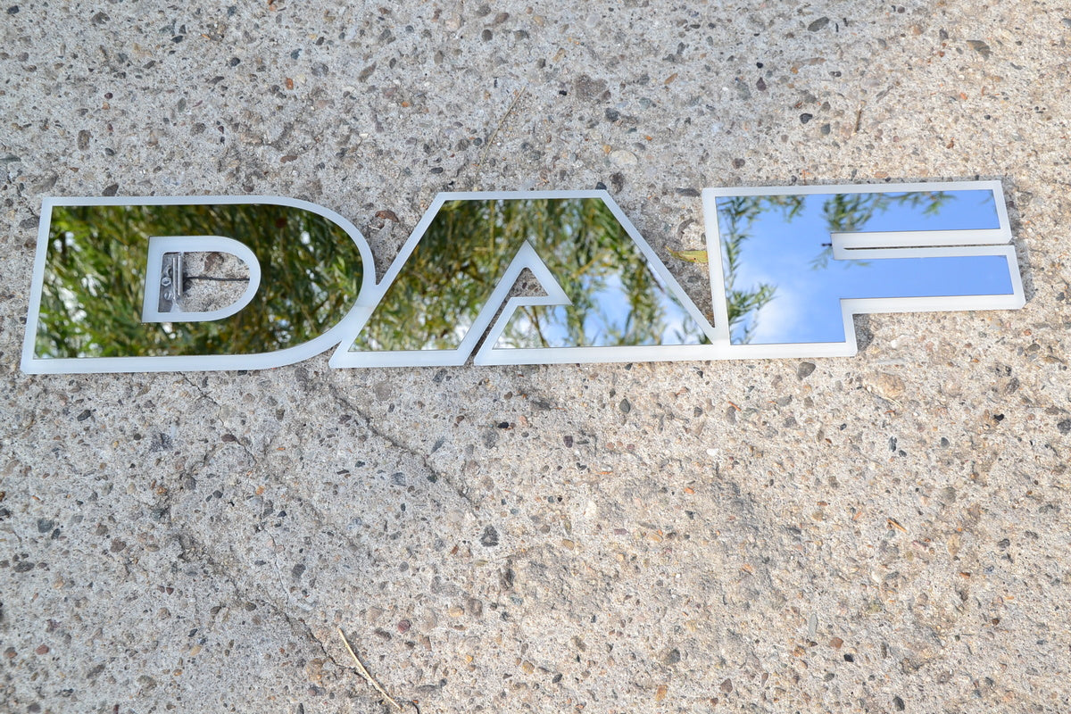 Illuminated Grille Sign Suitable for DAF Trucks – White Light, 24V, 68×13×2 cm