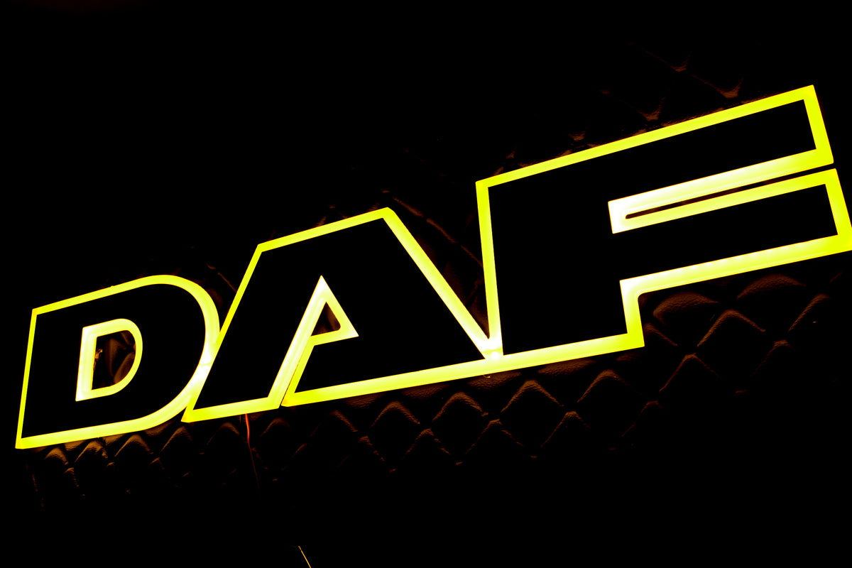 Illuminated Grille Sign Suitable for DAF Trucks – Yellow Light, 24V, 68 x 13 x 2 cm