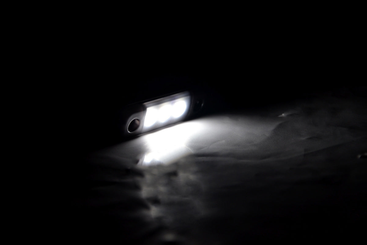 Front-LED-Positionsleuchte, 3 Dioden, schwarzes getöntes Glas, weißes Licht, 84×24×10 mm, 12/24 V