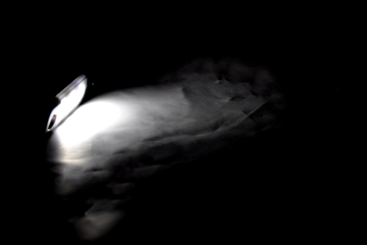 Front-LED-Positionsleuchte, 3 Dioden, schwarzes getöntes Glas, weißes Licht, 84×24×10 mm, 12/24 V