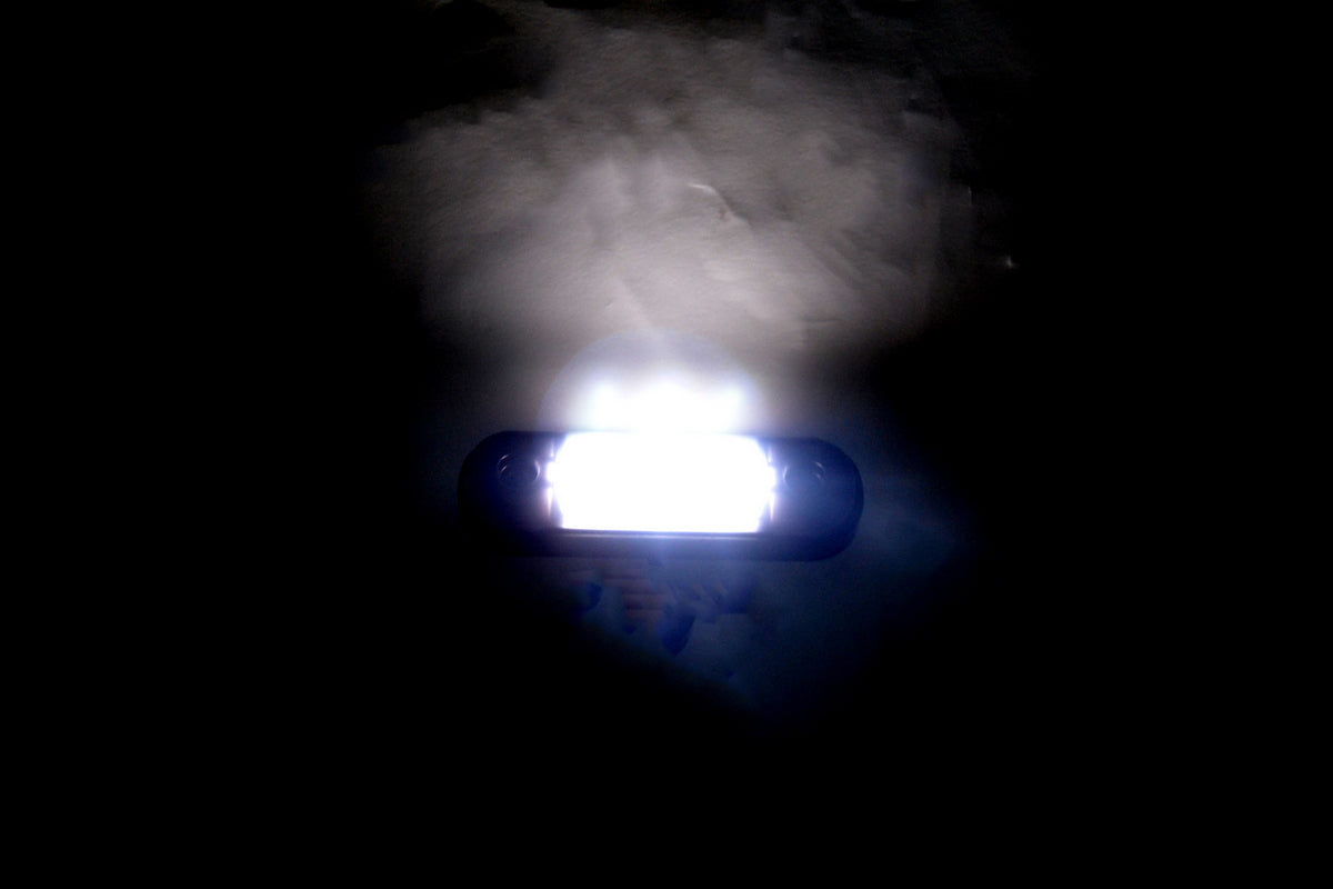 Front-LED-Positionsleuchte, 3 Dioden, schwarzes getöntes Glas, weißes Licht, 84×24×10 mm, 12/24 V